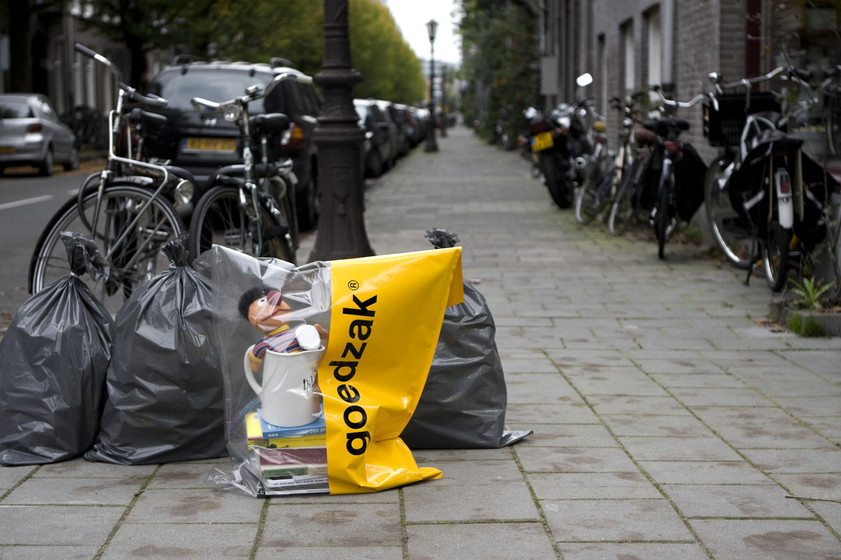 Goedzak is a specially designed bag that makes sharing and re-use is as easy as taking out the trash.