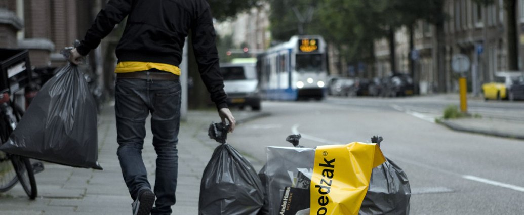 Goedzak is a specially designed bag that makes sharing and re-use is as easy as taking out the trash.